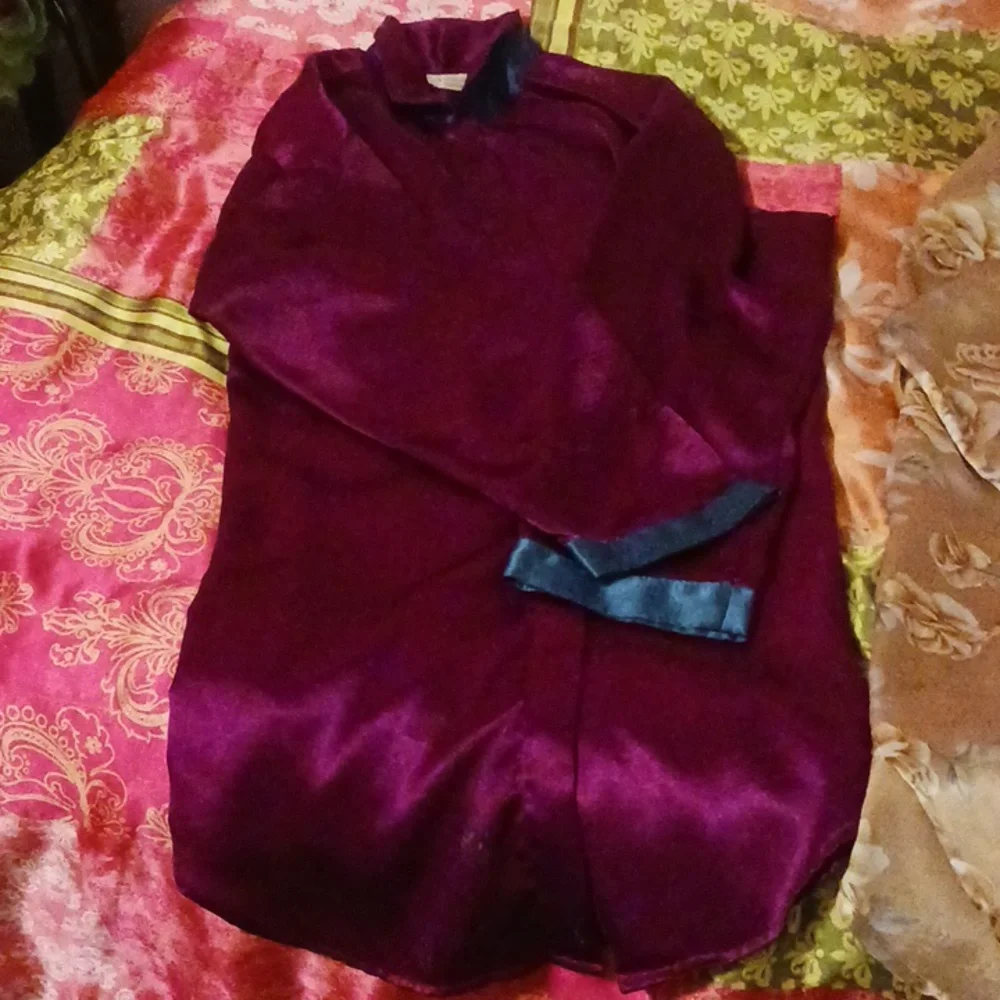 Two VS Night Shirts Both M&EUC!! - Picture 2 of 3